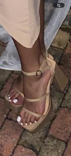 Mooie beige hakken maatje 37, Kleding | Dames, Sokken en Kousen, Verzenden, Gedragen, Beige