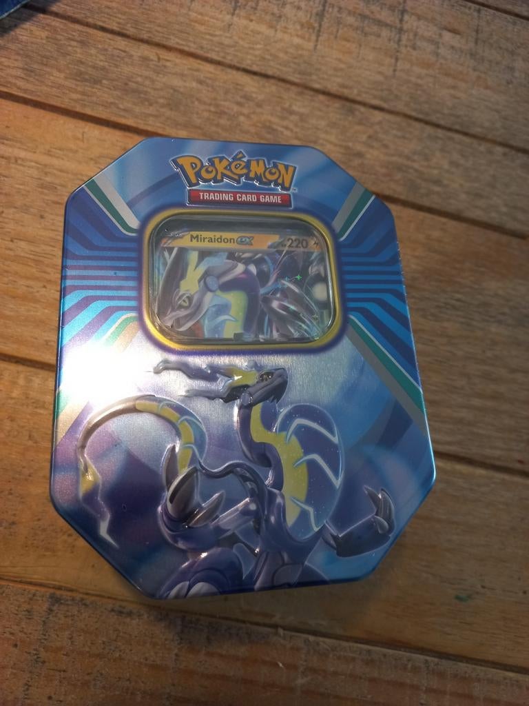 Pokemon tin, Ophalen of Verzenden, Nieuw, Booster, Foil