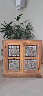 Houten kastje met mozaïek deurtjes, Ophalen