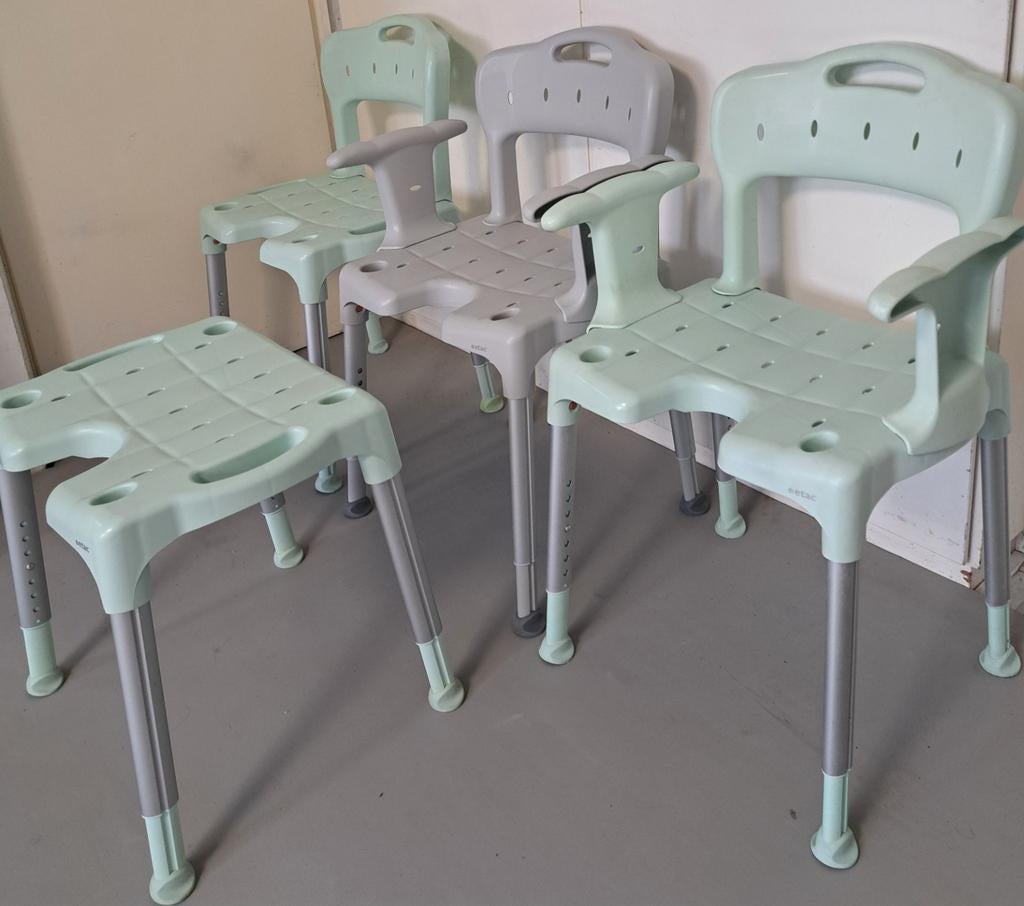 Luxe Etac Swift Douchestoel verstelbaar met Armsteunen, Diversen, Verpleegmiddelen, Ophalen, Zo goed als nieuw