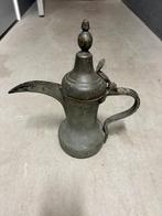 antieke Arabische koffiepot, bekend als een Dallah, Ophalen