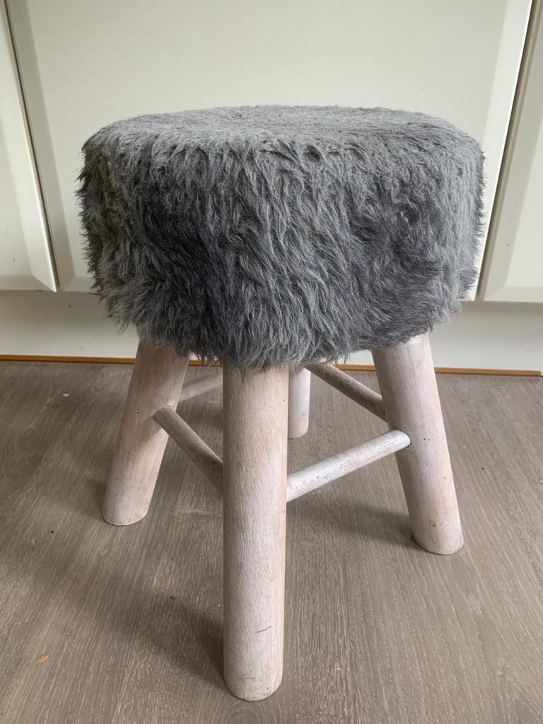 Grijze kruk met harige zitting, Huis en Inrichting, Stoelen, Ophalen, Gebruikt, Hout, Eén