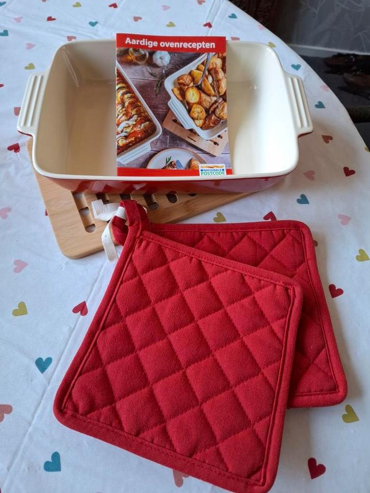 Nieuwe ovenschaal met onderzetter en pannenlappen, Huis en Inrichting, Keuken | Keukenbenodigdheden, Nieuw, Ophalen of Verzenden