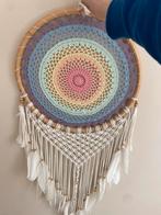 Mooie handgemaakte dromenvanger met regenboogkleuren, Huis en Inrichting, Woonaccessoires | Overige, Ophalen of Verzenden, Zo goed als nieuw