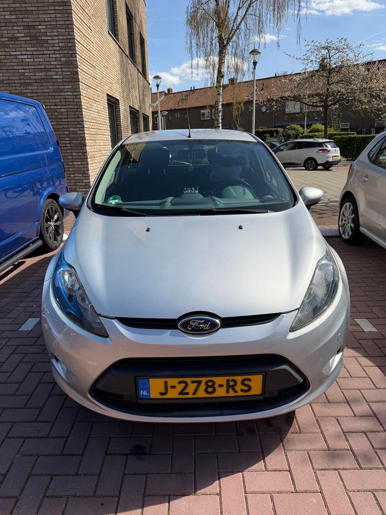 Ford Fiësta 1.4 71KW 5DR AUT 2011 Grijs, Parkeersensor, 40 €/maand, 4 cilinders, 1001 kg