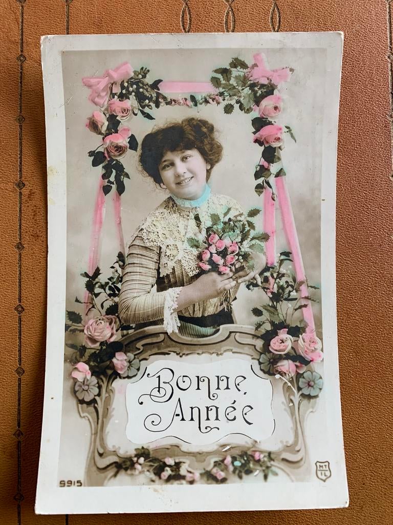 1909 Bonne Année - dame met rozen, Verzamelen, Ansichtkaarten | Themakaarten, Ophalen of Verzenden, Voor 1920, Gelopen, Feest(dag)