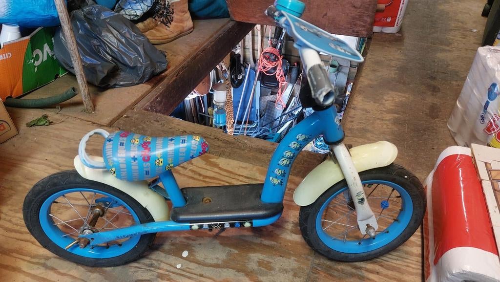 Blauwe kinderstep met Minions zadel, Ophalen of Verzenden, Gebruikt, Gewone step