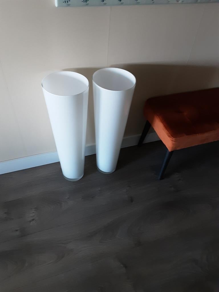 Twee witte design vazen 70 cm hoog, Huis en Inrichting, Woonaccessoires | Vazen, Ophalen, 50 tot 75 cm, Wit, Glas