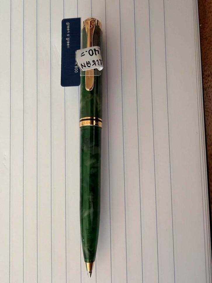 Pelikan k600 green o green NIEUW, Verzamelen, Pennenverzamelingen, Zo goed als nieuw, Balpen, Overige merken, Ophalen of Verzenden
