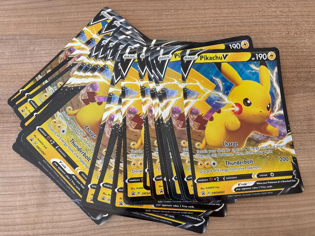 25 x Jumbo Pokemon Pikachu SWSH 061, Ophalen of Verzenden, Zo goed als nieuw, Losse kaart, Foil