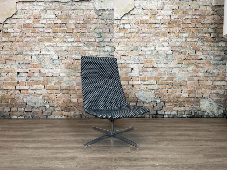 Arper Catifa 70 Lounge Chair bij TheReSales, Huis en Inrichting, Fauteuils, Zo goed als nieuw, Stof, 50 tot 75 cm, 75 tot 100 cm