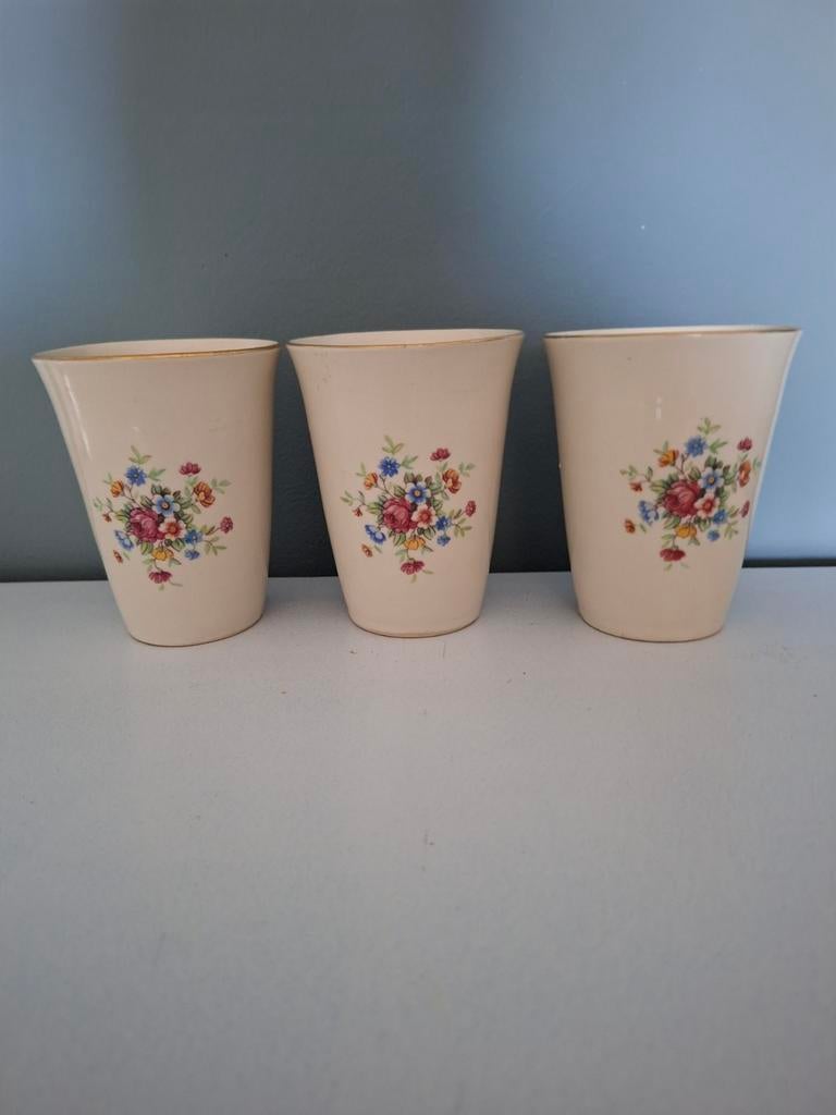 Brocante melkbekers met bloemdecoratie, Ophalen of Verzenden
