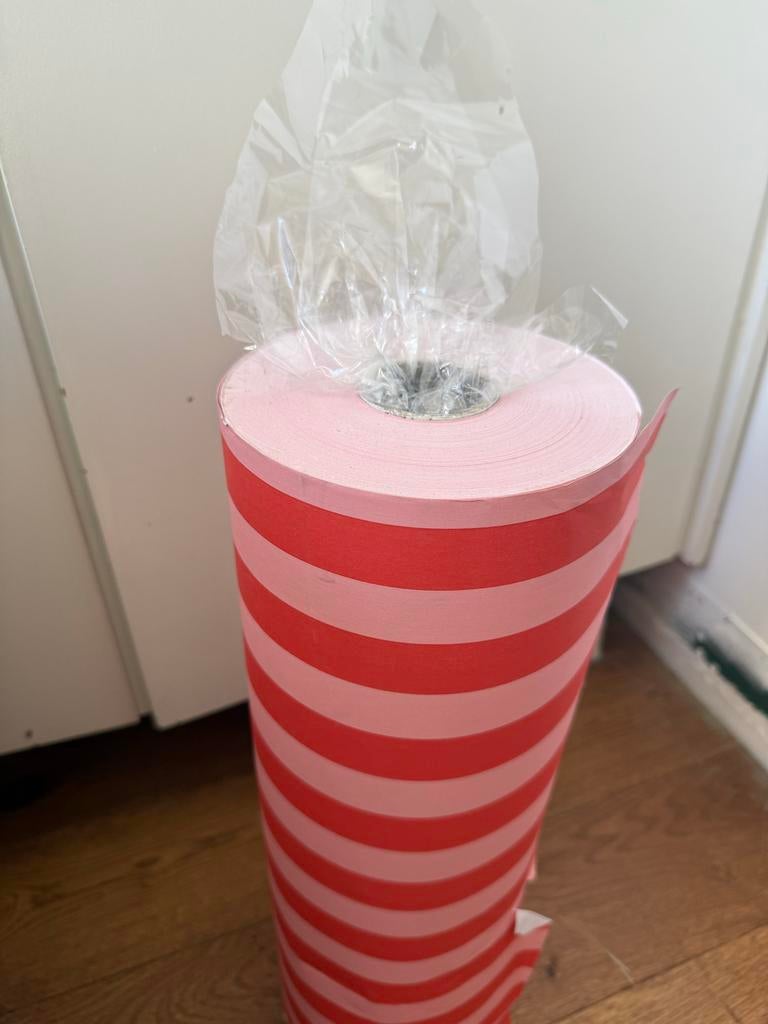 +/- 20 Meter Cadeaupapier op Rol Rood Roze Streep Pakpapier, Diversen, Cadeaupapier, Ophalen of Verzenden, Zo goed als nieuw