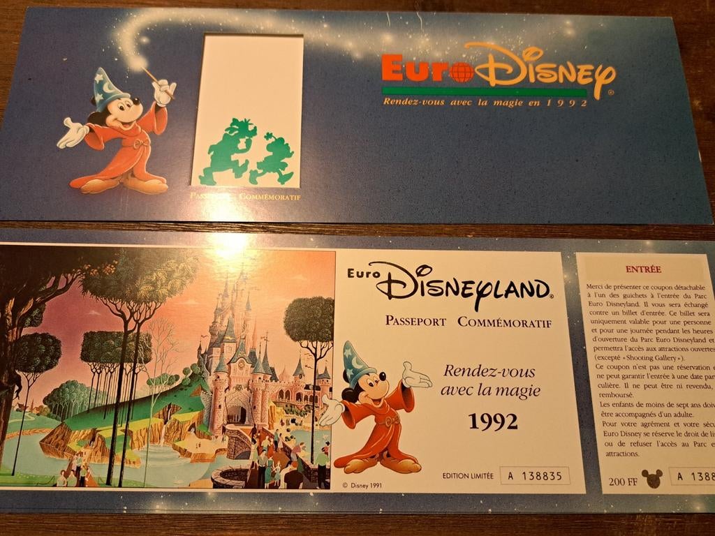 Euro Disney Commemoratief Paspoort 1992 - Mickey Mouse, Verzamelen, Disney, Ophalen of Verzenden, Mickey Mouse, Zo goed als nieuw