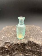 Bodemvondst klein glazen medicijnflesje of parfumflesje glas, Ophalen of Verzenden
