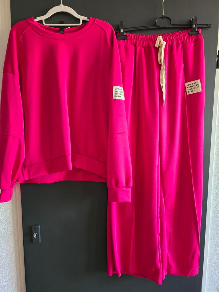 Nieuw pak life isnt perfect fuchsia 40 42 44, Kleding | Dames, Huispakken, Ophalen of Verzenden, Nieuw, Maat 42/44 (L), Roze