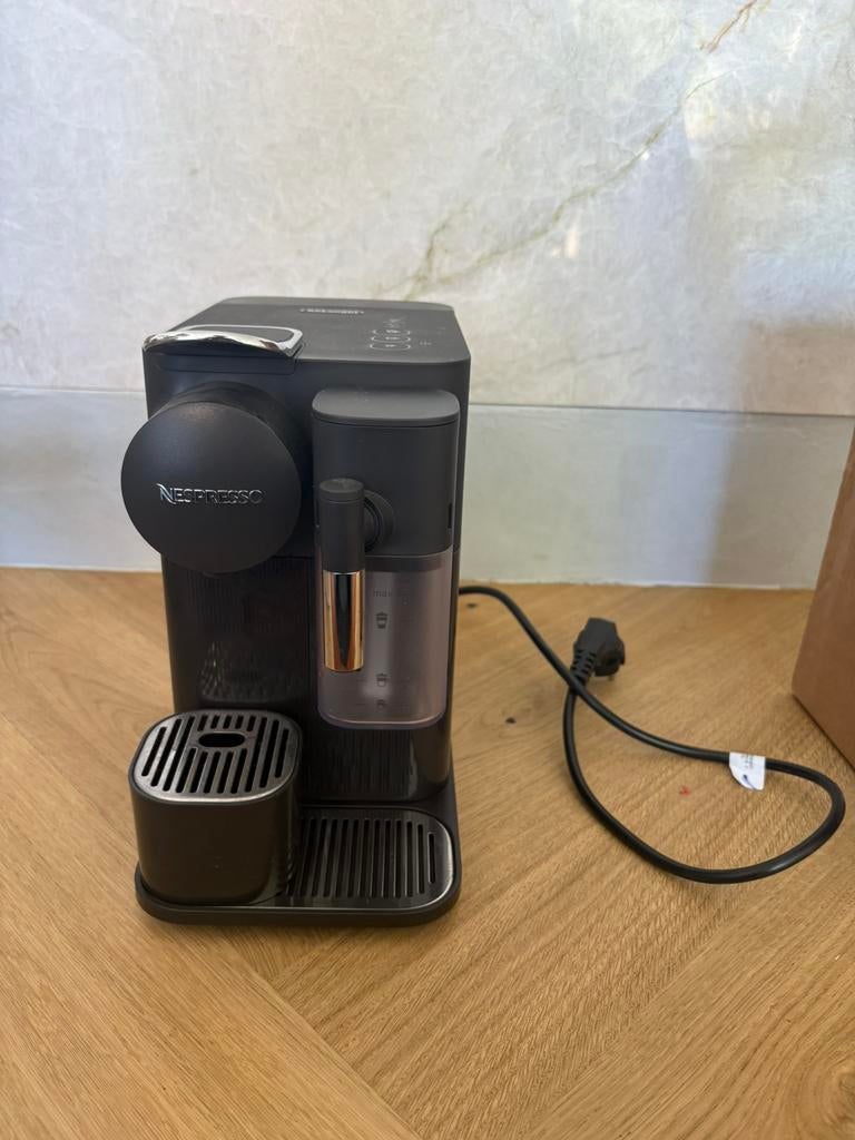 Nespresso Machine+Descaling Solutions, Ophalen, Zo goed als nieuw, Koffiemachine