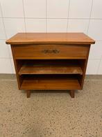 Charmant Vintage Kastje met Schuine Pootjes, Ophalen