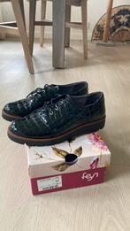 Zwart lakleren veterschoen met print, mat 37, Schoenen met lage hakken, Zwart, Ophalen of Verzenden, Zo goed als nieuw