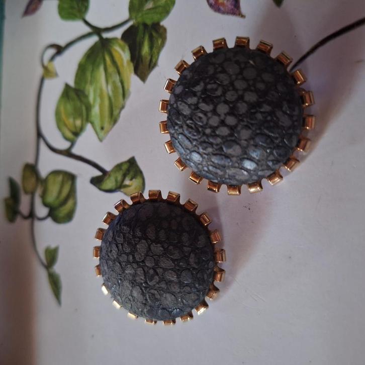 Zwart /donkergrijze clips oorbellen, Sieraden, Tassen en Uiterlijk, Oorbellen, Zo goed als nieuw, Overige materialen, Zwart, Ophalen of Verzenden