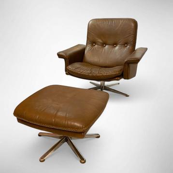 Leren fauteuil met voetenbank van ontwerper Fredrik Kayser  beschikbaar voor biedingen