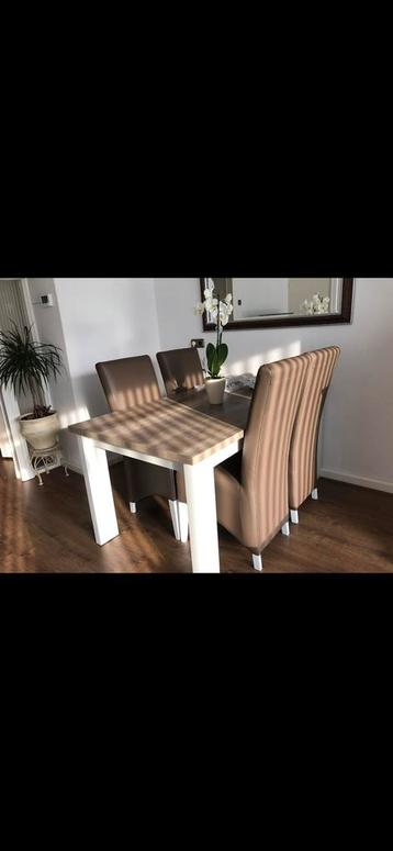 Eettafel met 4 Stoelen beschikbaar voor biedingen