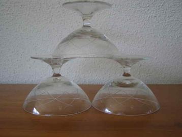  	 3 likeur glaasjes beschikbaar voor biedingen