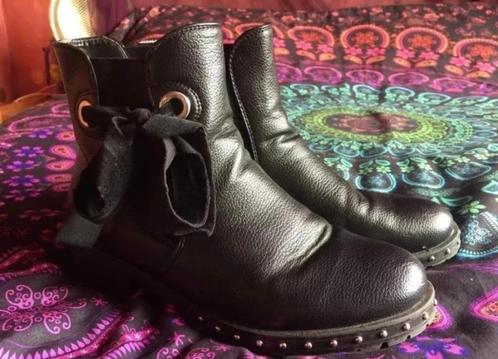 Chelsea enkellaarzen met strikjes en studs 39 nu 24,99€, Kleding | Dames, Schoenen, Gedragen, Lage of Enkellaarzen, Zwart, Ophalen of Verzenden