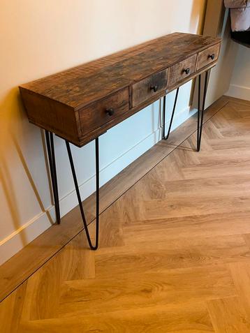 Houten sidetable met metalen poten