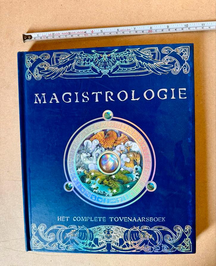Magistrologie: Het complete tovenaarsboek, Boeken, Fantasy, Zo goed als nieuw, Ophalen of Verzenden