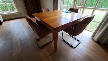eettafel met 4 stoelen plus div. beschikbaar voor biedingen