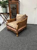 Antieke Louis XV fauteuil met houtsnijwerk en rieten webbing, Antiek en Kunst, Antiek | Meubels | Stoelen en Banken, Ophalen of Verzenden