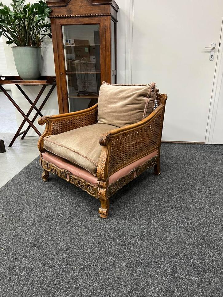 Antieke Louis XV fauteuil met houtsnijwerk en rieten webbing, Antiek en Kunst, Antiek | Meubels | Stoelen en Banken, Ophalen of Verzenden