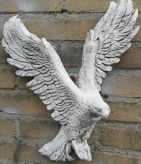 Visarend met in zijn klauwen een vis. Beton. 34/40 cm., Tuin en Terras, Tuinwanddecoratie, Zo goed als nieuw, Ophalen