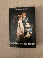 De klop op de deur - Ina Boudier-Bakker, Ophalen of Verzenden, Zo goed als nieuw, Nederland