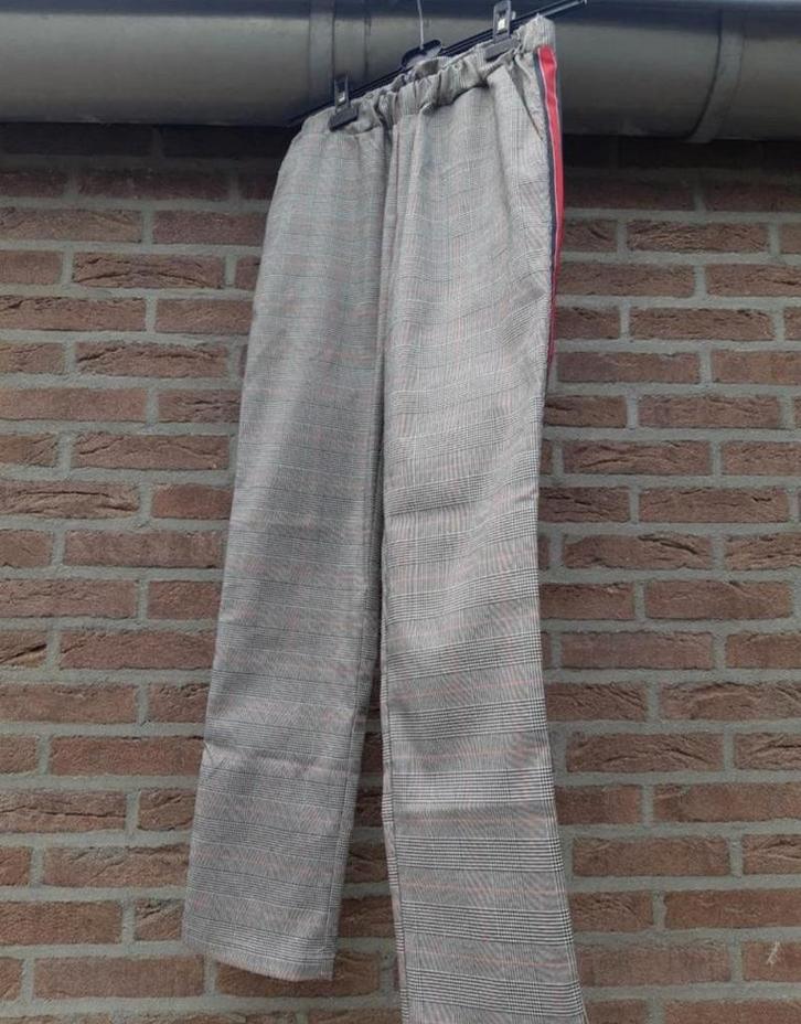Nieuwe ruiten broek met rode bies. TRue spirit maat M., Kleding | Dames, Broeken en Pantalons, Nieuw, Maat 38/40 (M), Lang, Ophalen of Verzenden