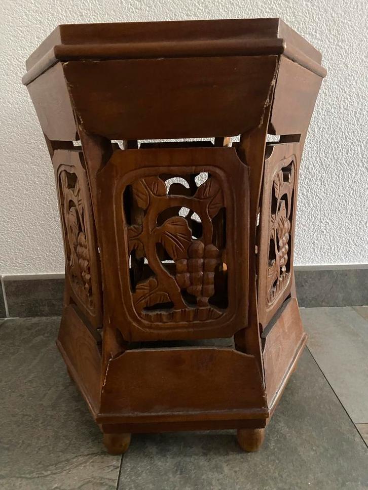 Houten Bijzettafel met Druivenmotief, Huis en Inrichting, Stoelen, Gebruikt, Hout, Bruin, Ophalen of Verzenden