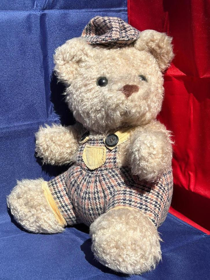 Beer Interprasent ruiten kleding kijkt naar links ruwe vacht, Verzamelen, Speelgoed, Gebruikt, Ophalen