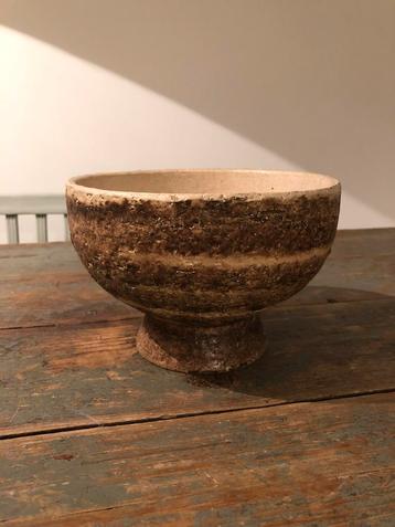 VINTAGE KERAMIEK POT OP VOET MOOIE PATINE EN GLAZUUR beschikbaar voor biedingen
