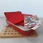 Nieuwe rode ovenschaal + onderzetter, pannenlap en recepten, Verzenden, Nieuw, Schaal of Schalen, Overige stijlen