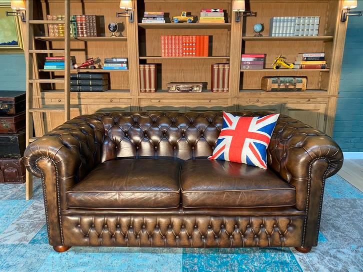 Prachtige Chesterfield 2.5 zit bank goudbruin GRATIS BEZORGD, Huis en Inrichting, Banken | Voetenbanken en Poefen, Gebruikt, 125 cm of meer