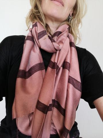 Nieuwe handgemaakte zijden sjaal roze/roodbruin 172x56 cm beschikbaar voor biedingen