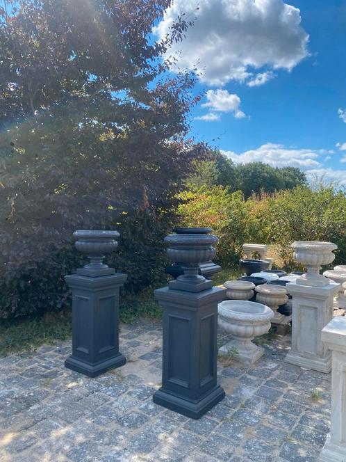 Unieke sierlijke Griekse betonnen vazen op betonnen zuilen, Tuin en Terras, Tuinbeelden, Nieuw, Overige typen, Beton, Ophalen