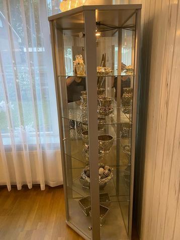 Vitrinekast glazen. Grijs inclusief accessoires. beschikbaar voor biedingen