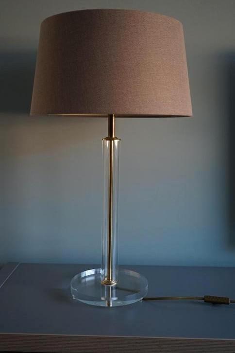 Vintage plexiglas voet met messing afwerking met lampenkap, Huis en Inrichting, Lampen | Tafellampen, Zo goed als nieuw, 50 tot 75 cm