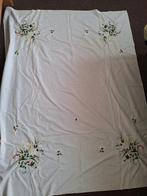 Tafellaken, met geborduurde bloemen., Huis en Inrichting, Ophalen of Verzenden, Rechthoek, Binnen