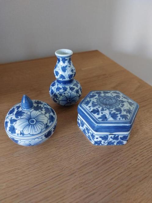 Chinees porseleinen vaasje, pillen- en sieradendoosje, Antiek en Kunst, Antiek | Keramiek en Aardewerk, Ophalen of Verzenden