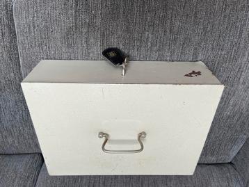Geldkluis/ kistje met sleutel, vintage beschikbaar voor biedingen