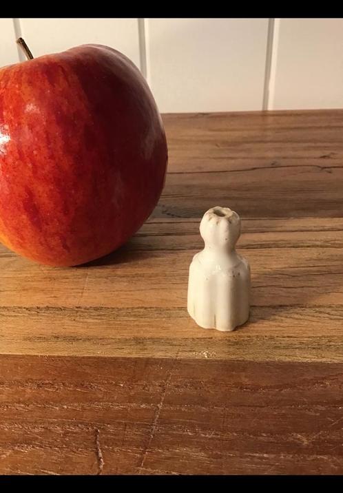 Klein stokoud porseleinen knopje waar een koord doorheen kan, Antiek en Kunst, Curiosa en Brocante, Ophalen of Verzenden