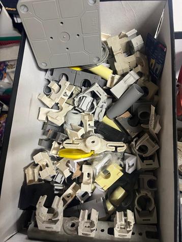 plastic pijp en kabelklemmen beschikbaar voor biedingen